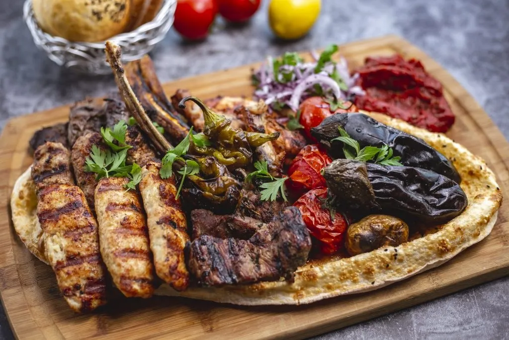 Gemischter Balkanteller mit Grillfleisch, Pommes und Salat