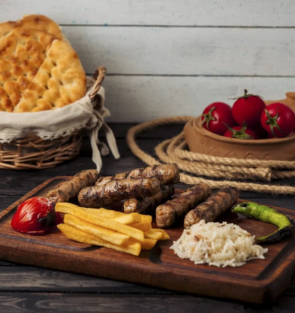 Frisch gebackenes Fladenbrot mit gegrillten Cevapcici